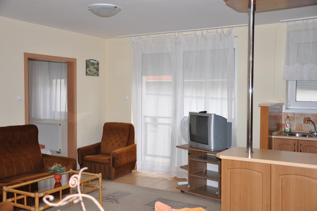 Jazmin Panzio Hotel Hajduszoboszlo Room photo