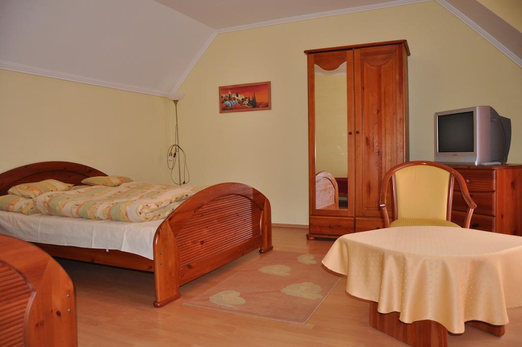 Jazmin Panzio Hotel Hajduszoboszlo Room photo